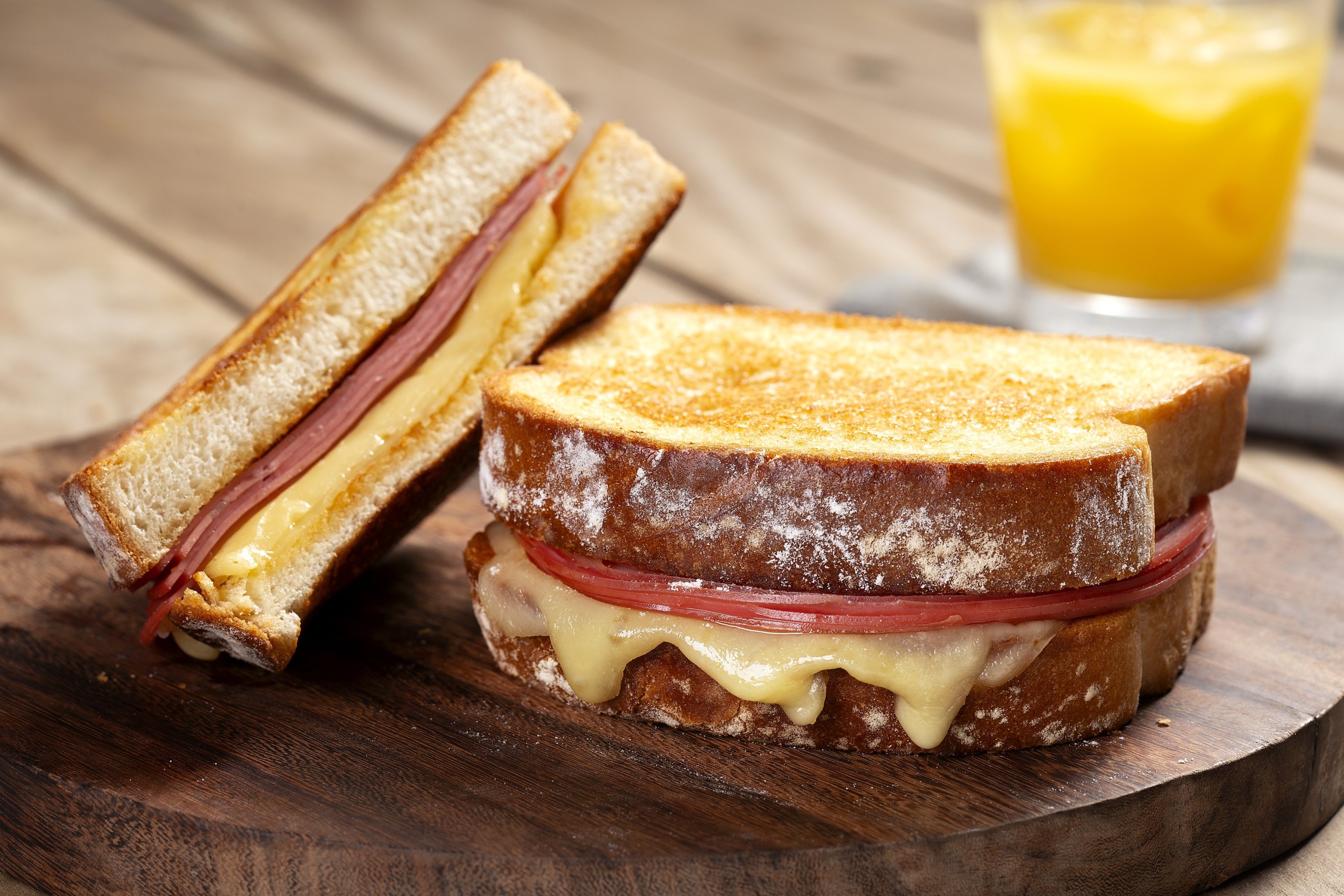 Toast generosa de queijo e mortadela