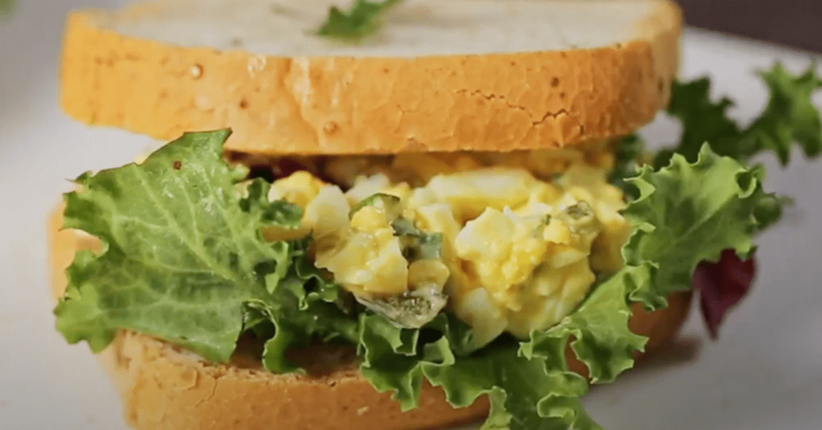 Sanduíche de ovo (EGG SANDWICH)