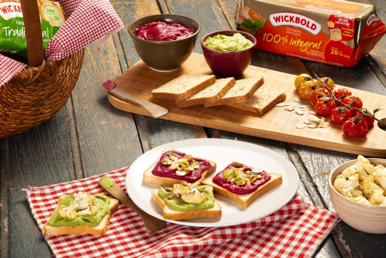 Torrada com hommus de beterraba