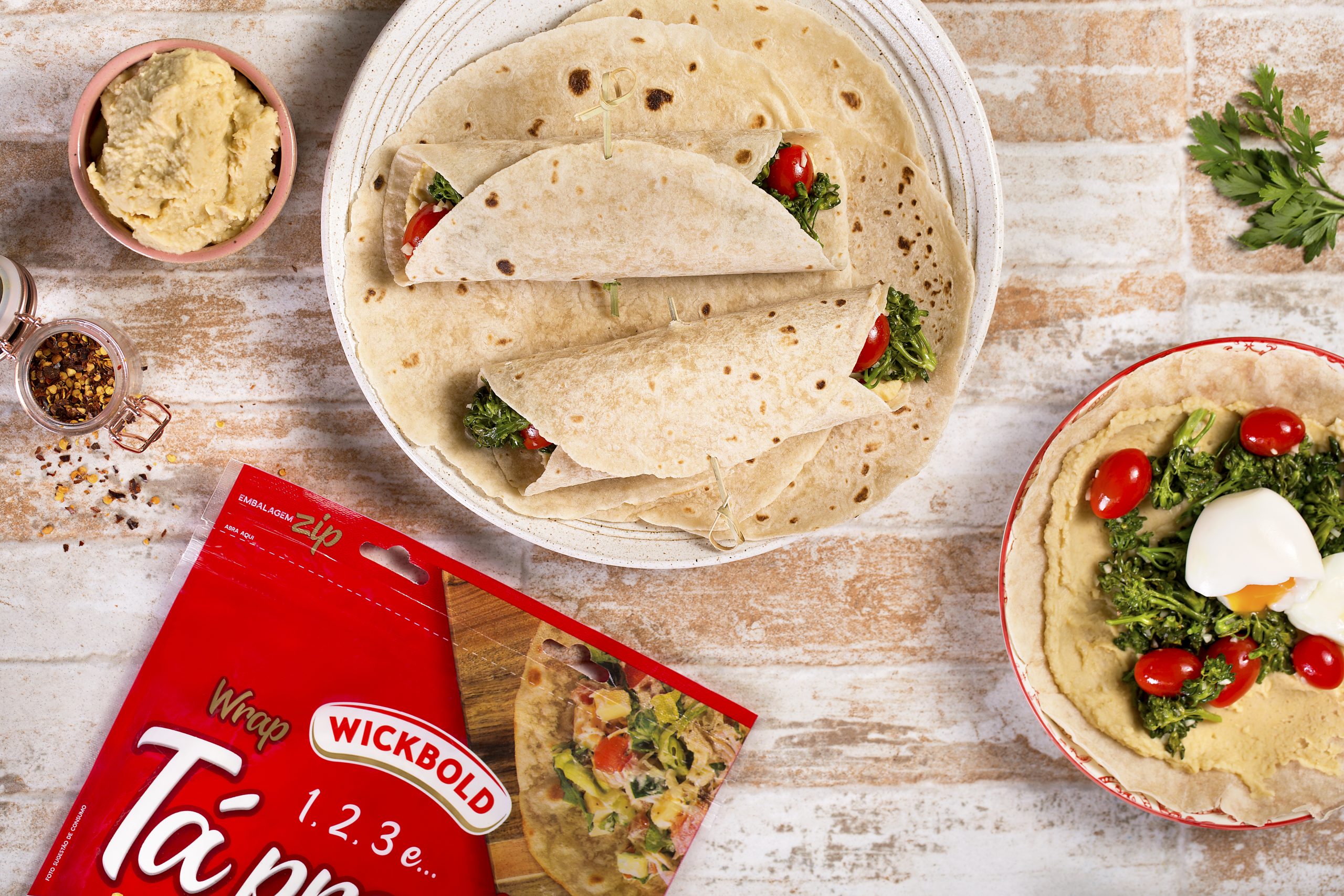 Wrap de brócolis com hummus e ovo mollet