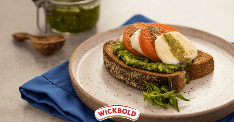 Sanduíche caprese com tomates grelhados, pesto de manjericão e muçarela de búfala