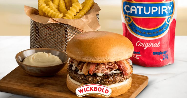 Sanduíche de Carne Seca Cremosa e Cebola Caramelizada com Catupiry® Original e Pão de Hambúrguer Do Forno Brioche Wickbold®
