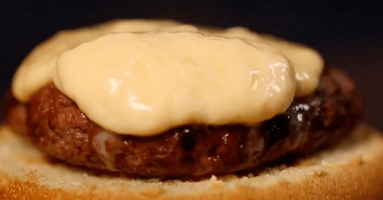 Hambúrguer com Molho de Queijo