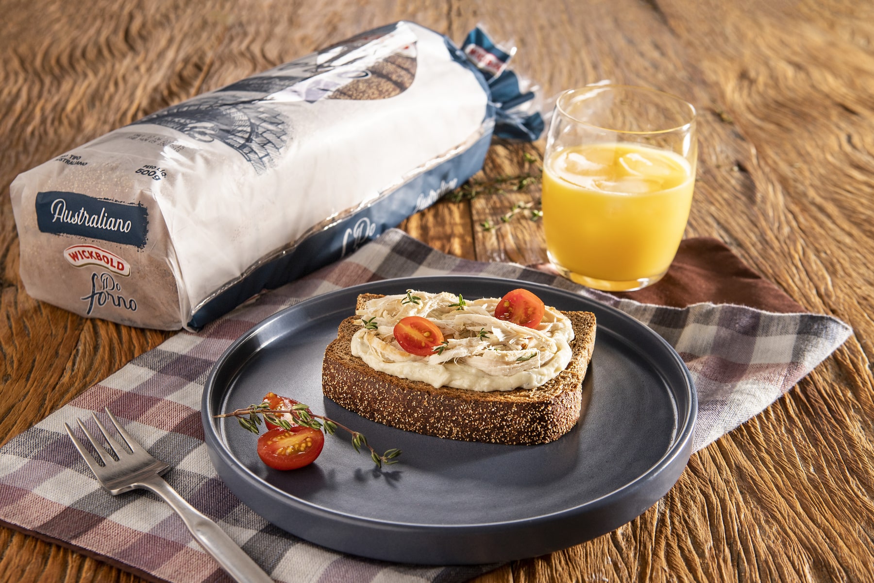 Toast de frango com molho de queijo gorgonzola
